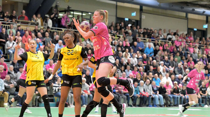 Handball / DHB / HBF / Frauen / 1.Bundesliga / DHB-Pokal / 19.Li Die Metzingerinnen - im Bild Naina Klein im Punktspiel gegen Dortmund - müssen sich nach zuletzt vier Niederlagen deutlich steig