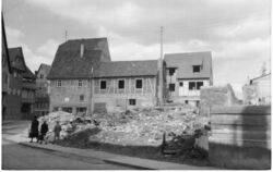 Kind sein im Krieg: Eine Frau geht mit zwei Buben an einem Trümmerfeld an der Ecke Glaserstraße und Obere Gerberstraße im Reutli