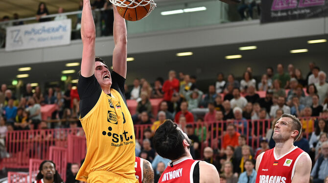 12.04.2025, 2. Barmer Basketball Bundesliga, Basketball, GER, Herren, Pro A, Saison 2024/2025, Tigers Tuebingen vs. Artland Drag Tigers-Center Vincent Neugebauer (gelbes Trikot) lässt es beim Heimspiel gegen die Artland Dragons kräftig scheppern.