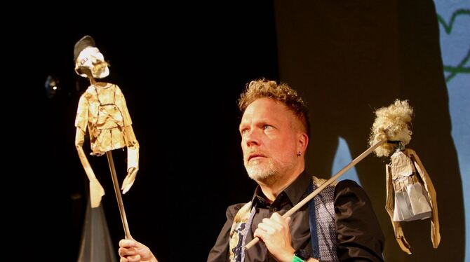 Figurentheater Christian Glötzner in seinem Solostück »Im Café zur grünen Katz«.