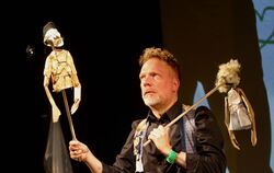 Christian Glötzner in seinem Solostück "Im Café zur grünen Katz".
