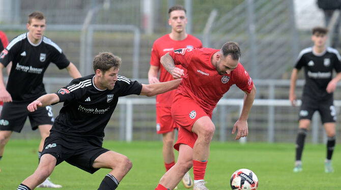 Baden-Wuerttemberg, Fussball, Maenner, OL, Oberliga, Saison 2024/25, wfv Szene aus dem Vorrundenspiel: Luca Plattenhardt (rechts) vom SSV Reutlingen zieht an Jannik Pfänder, einem gebürtigen Bad Urache