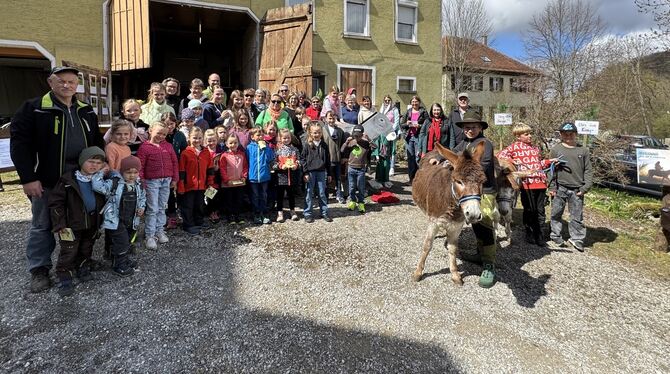 Start der großen Schar von jungen und älteren »Pilgern« ist am Gemeindehaus. FOTOS: RUOF Start der großen Schar von jungen und älteren »Pilgern« ist am Gemeindehaus. FOTOS: RUOF