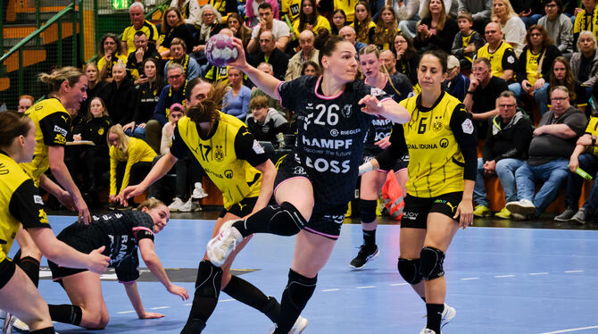 BVB, Frauen, HBF, Handball, Tussis, Viertelfinale Vor allem in der ersten Halbzeit kommt die TuS - im Bild die dreimal erfolgreiche Svenja Hübner (Mitte) - immer wieder über den