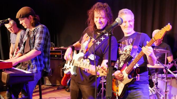 Adler Vortrag und Konzert Viel angewandte Lebensfreude verbreiteten am Samstagabend die Musiker der Band »Bad Attitude« im Adler in Meidelstetten.