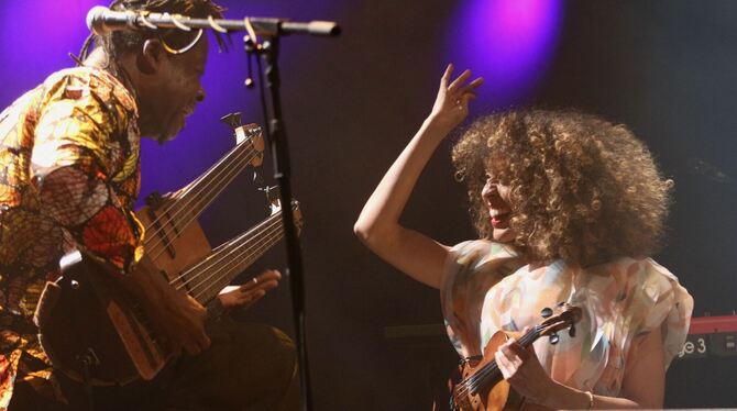 Theaterhaus Jazztage Bassist Childo Tomas und Yilian Cañizares beim ausgelassenen musikalischen Zwiegespräch.