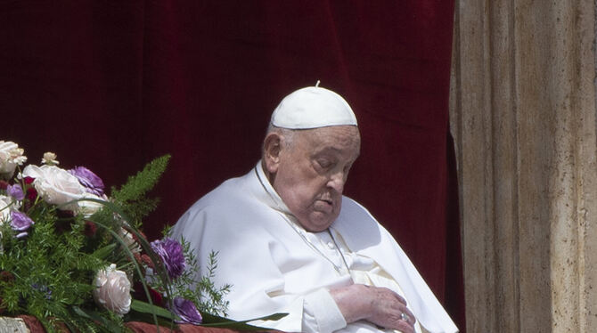 dpatopbilder, Vatikan, Ostersonntag, Ostern, Italien, augen, schlaf, Kirche, Religion Papst Franziskus sitzt am Ostersonntag mit geschlossenen Augen in der zentralen Loge des Petersdoms, von wo aus er noch den Sege