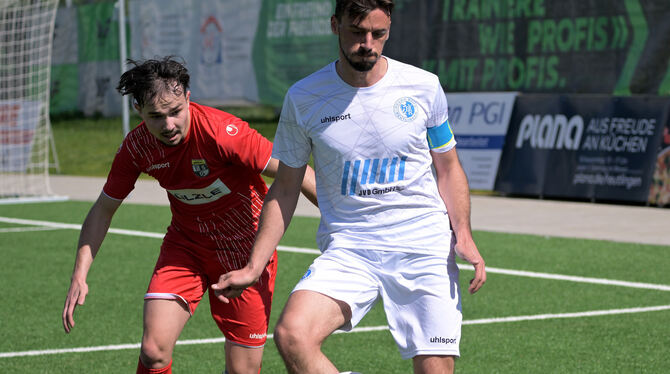 Fussball, Maenner, Saison 2024/25, VL, Verbandsliga, Wuerttemberg, wfv Kapitän Hakan Aktepe (rechts) erzielt für Reutlingen ein Traumtor.