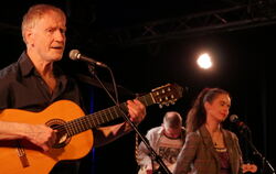 The High Llamas in Dijon: Sean O'Hagan mit der französischen Sängerin Nina Savary.