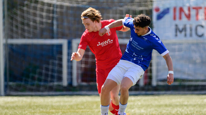 19.04.2025, 23. Spieltag, Fussball, Spielzeit 2024/2025, VFL Pfullingen vs. TSG Tuebingen, Verbandsliga, Wuerttemberg Pfulligens Torschütze Aris Dragulin (rechts) behauptet sich im Zweikampf mit Tim Herrmann von der TSG Tübingen.