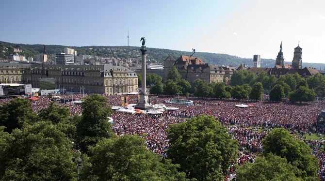 So wie bei der Meisterfeier 2007 wollen die VfB-Fans im Sommer den Pokal feiern. ARCHIVFOTO: HONZERA So wie bei der Meisterfeier 2007 wollen die VfB-Fans im Sommer den Pokal feiern. ARCHIVFOTO: HONZERA