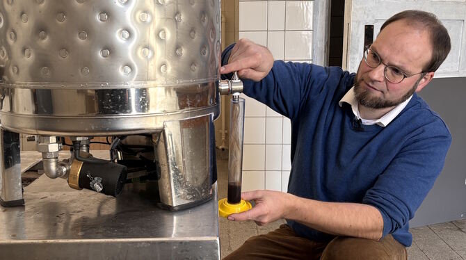Sebastian Schmauder, evangelischer Pfarrer in Holzelfingen und Ohnastetten, braut sein Bier selbst. FOTO: MOCKLER Sebastian Schmauder, evangelischer Pfarrer in Holzelfingen und Ohnastetten, braut sein Bier selbst. FOTO: MOCKLER