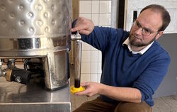 Sebastian Schmauder, evangelischer Pfarrer in Holzelfingen und Ohnastetten, braut sein Bier selbst.  FOTO: MOCKLER 