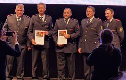 Die Geehrten beim Kreisfeuerwehrverband (von links): Erster stellvertretender Vorsitzender Rainer Wenke, Armin Pangerl, Heiko Re