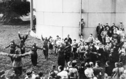 Die Szene der Metzinger Übung mit Gasmasken vermittelt die beklemmende Situation. FOTO: PRIVAT