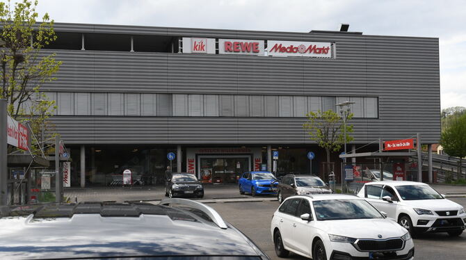 Supermarkt, Rewe, Entführung, Tübingen Auf diesem Parkplatz in Tübingen soll der gesuchte Täter die Frau in ihrem eigenen Auto entführt haben.