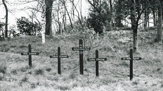 Geiselerschießung am Schönen Weg Vier Grabkreuze erinnern am Schönen Weg der am 24. April 1945 erschossenen Geiseln.