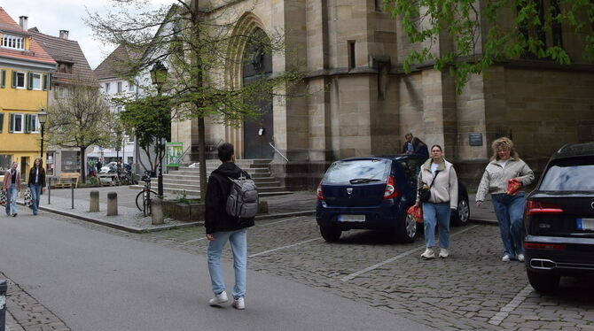 Hirschgasse Altstadt Eine der wenigen Stellen, wo es noch Parkplätze hat in der Altstadt: Die Froschgasse vor der Johanneskirche. Der Parksuchverkehr