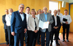 Reinhard Wehrmann (Mitte) erhielt Urkunde und Ehrennadel von Oberbürgermeister Thomas Keck (1. Reihe links). Bezirksbürgermeiste