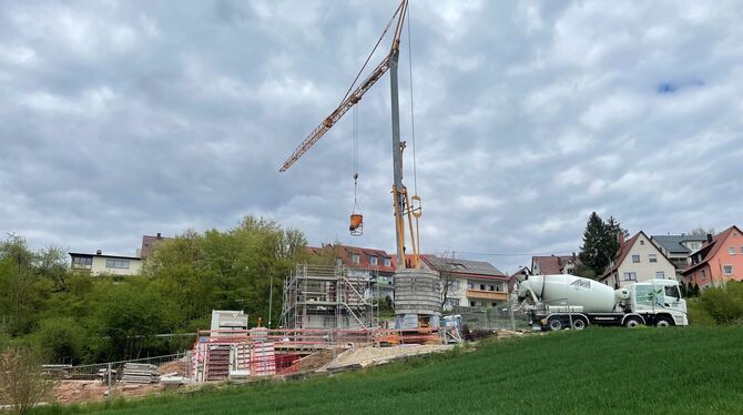 Flüchtlingshaus Anschlussunterbringung Pliezhausen Neckartal Unterhalb der Tübinger Straße in Pliezhausen entsteht das neue Flüchtlingshaus. Das Treppenhaus ist hinter dem Gerüst zu erkenne