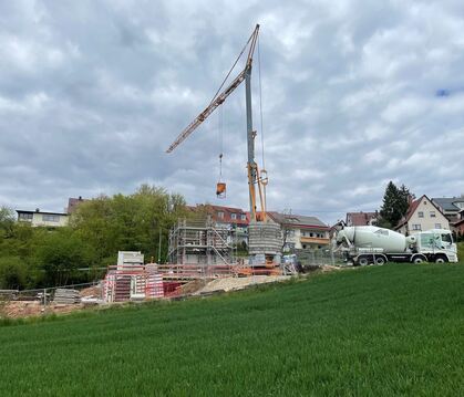 Unterhalb der Tübinger Straße in Pliezhausen entsteht das neue Flüchtlingshaus. Das Treppenhaus ist hinter dem Gerüst zu erkenne