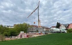 Unterhalb der Tübinger Straße in Pliezhausen entsteht das neue Flüchtlingshaus. Das Treppenhaus ist hinter dem Gerüst zu erkenne