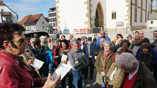 Themenführung Pfullingen Auf dem Marktplatz begann die Themenführung von Waltraud Pustal (links) zum Kriegsende und zu den Gräueltaten der Nationalsozial