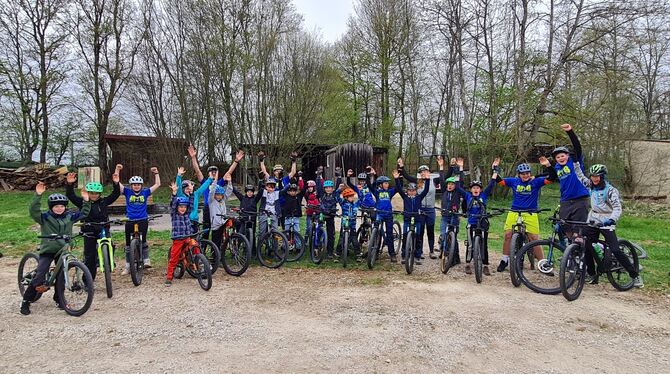 Rad SSV Meidelstetten Fit4Bike ist nicht nur das Motto, sondern auch der Name der Gruppe: Die Kids sind stolz auf ihre Shirts.