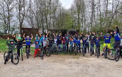 Fit4Bike ist nicht nur das Motto, sondern auch der Name der Gruppe: Die Kids sind stolz auf ihre Shirts.