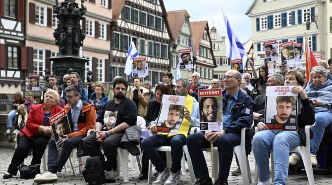 Marsch des Lebens, Israel, Judentum Die Holocaust-Überlebende Mina Gampel (links) sowie Angehörige des von der Hamas entführten Guy Gilboa-Dalal gehörten zu den Ehr