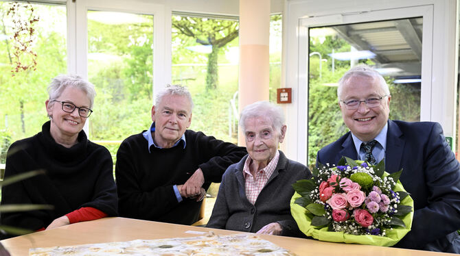 Jubilarin; 100-Jährige; Ilse Schmicker; Robert Hahn Ilse Schmicker an ihrem 100. Geburtstag, umrahmt von (von links) Tochter Karin und Sohn Rolf sowie dem Ersten Bürgermeister der