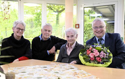 Ilse Schmicker an ihrem 100. Geburtstag, umrahmt von (von links) Tochter Karin und Sohn Rolf sowie dem Ersten Bürgermeister der 