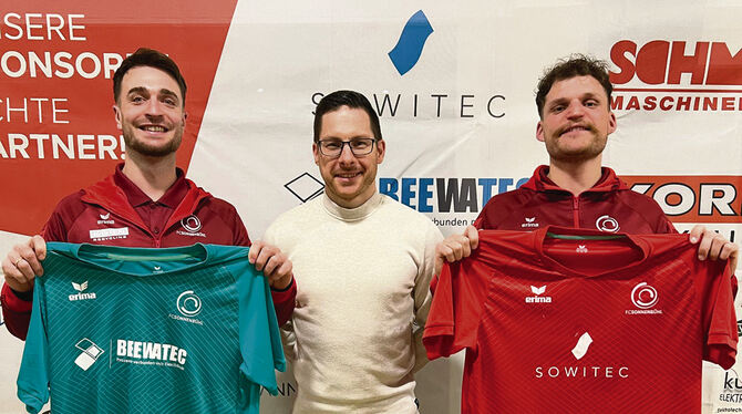 Fußball Eingerahmt von den Vorstandsmitgliedern Manuel König (links) und Dennis Bächle (rechts): Jonathan Knehr, der neue Trainer des A-