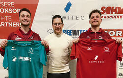 Eingerahmt von den Vorstandsmitgliedern Manuel König (links) und Dennis Bächle (rechts): Jonathan Knehr, der neue Trainer des A-