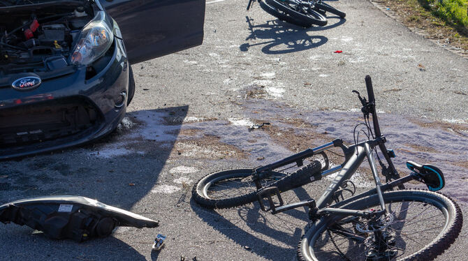 lby, bay, Verkehr, Unfälle, Statistik Fahrräder liegen nach einer Kollision neben einem Auto auf der Straße.