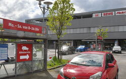 Auf diesem Parkplatz in Tübingen soll der Gesuchte die Frau entführt haben. Er stieg laut Polizei in ihr Auto und bedrohte sie m