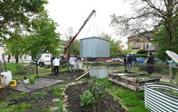 Große Freude bereitet der von der Reutlinger Stecker Express GmbH gespendete Container den Menschen vom Urban-Gardening-Projekt 