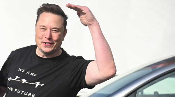lbn, brb, ---, Elektro, Auto, Unternehmen Firmengründer Elon Musk mit einem Tesla-Auto.