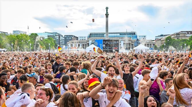 Public Viewing auf dem Schlossplatz in Stuttgart bei der EM 2024 FOTO: LG/PIECHOWSKI Public Viewing auf dem Schlossplatz in Stuttgart bei der EM 2024 FOTO: LG/PIECHOWSKI