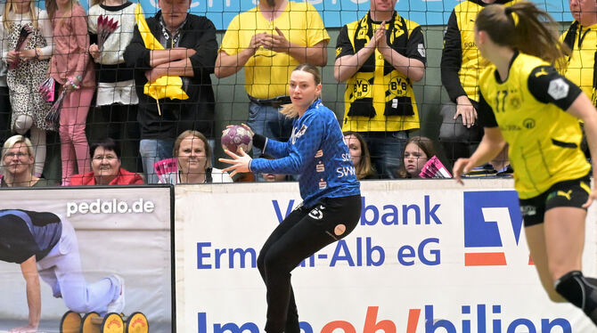 Handball / DHB / HBF / Frauen / 1.Bundesliga / DHB-Pokal / .Ligaspieltag / Playoff / Viertelfinale / Spiel 2 / Saison 2024/2025 Die herausragende TuS-Torhüterin Lea Schüpbach hat mit 15 Paraden großen Anteil am Rückspiel-Sieg gegen Borussia Dortmund.
