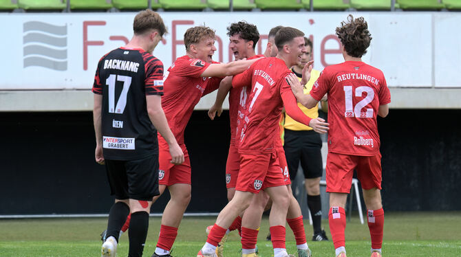 Baden-Wuerttemberg, Fussball, Maenner, OL, Oberliga, Saison 2024/25, wfv Jubel beim SSV nach dem Treffer zum 3:1: (von links) Tom Ruzicka, Jonah Adrovic, Torschütze Luca Plattenhardt (verdeckt), Jonas
