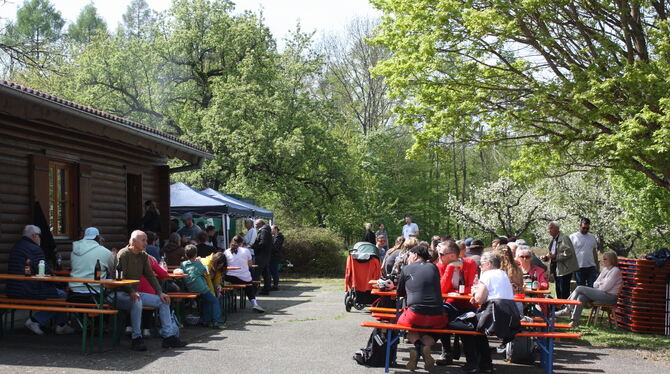 Frühjahrsfest OGV Belsen Rund hundert Besucher waren am Mittag beim Fest an der Blockhütt des OGV Belsen.