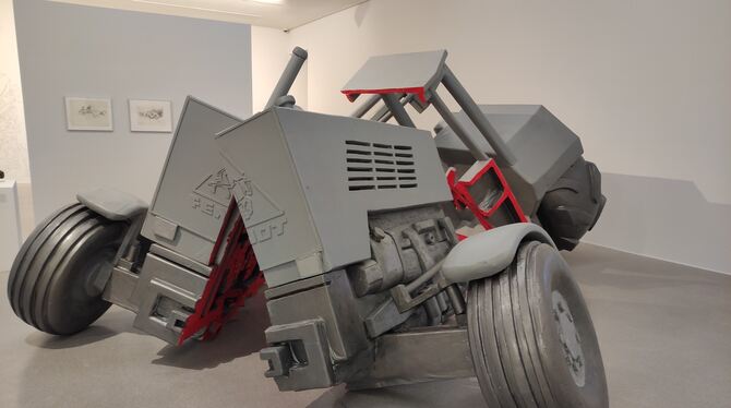 andreas mayer-brennenstuhl fendt-end rebellion des gemeinen mannes ausstellung kunsthalle vogelmann heilbronn foto akr Traktor-Großplastik als Signum des gescheiterten Bauernprotests: »FENDT-END« von Andreas Mayer-Brennenstuhl.