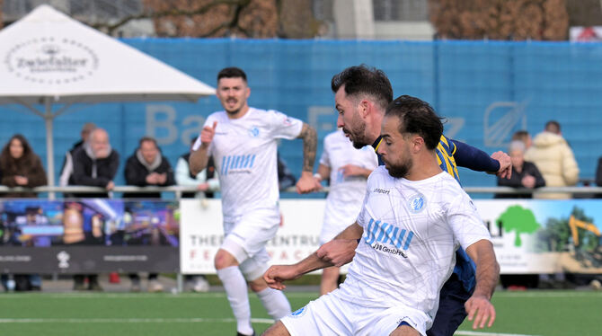 Fussball, Maenner, Saison 2024/25, VL, Verbandsliga, Wuerttemberg, wfv Muss nach einem Zweikampf mit Rot vom Platz: Young Boys Top-Stürmer Adil Iggoute.