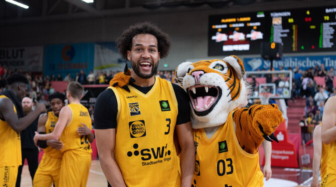 2. Barmer Basketball Bundesliga, 2. Bundesliga, 26.04.2025, 34. Spieltag, Barmer Liga, GER, Herren, ProA, Spielzeit 2024/2025, T Ein perfekter Abend: Miles Tention (links) jubelt zusammen mit Maskottchen Tigerle.