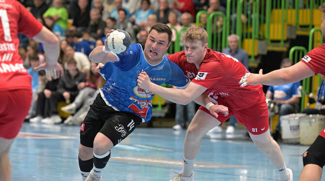 3. Liga, DHB, Handball, Maenner, Saison 2024/25 Niklas Roth (mit Ball), neunfacher Torschütze des VfL Pfullingen, setzt sich gegen Leonard Zaum von der HG Oftersheim/Schwetzing