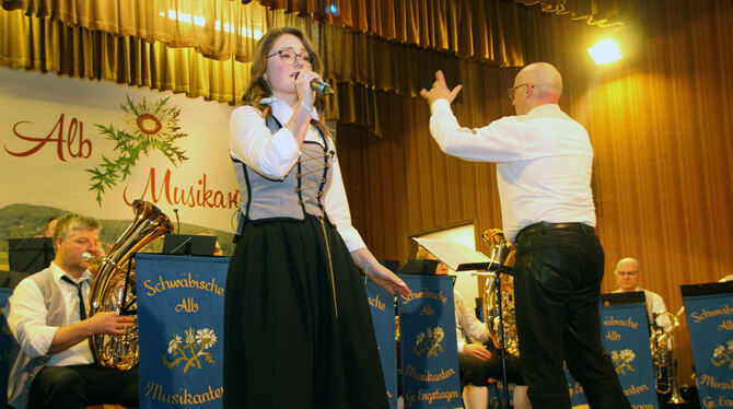 Anna Brandhofer bezauberte mit ihrer glockenklaren Stimme. FOTO: LEIPPERT Anna Brandhofer bezauberte mit ihrer glockenklaren Stimme. FOTO: LEIPPERT