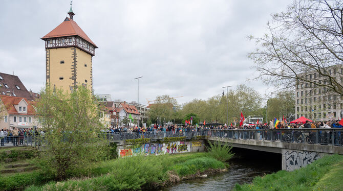 Großer Andrang herrscht am frühen Mittag bei der Kundgebung der Gegendemonstranten im Bürgerpark. FOTOS: MEYER/SCHANZ/GLITZ Großer Andrang herrscht am frühen Mittag bei der Kundgebung der Gegendemonstranten im Bürgerpark. FOTOS: MEYER/SCHANZ/GLITZ