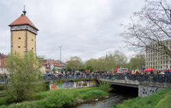 Großer Andrang herrscht am frühen Mittag bei der Kundgebung der Gegendemonstranten im Bürgerpark.  FOTOS: MEYER/SCHANZ/GLITZ
