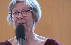 Renate Hausmann als Erzählerin im Spitalhofsaal.